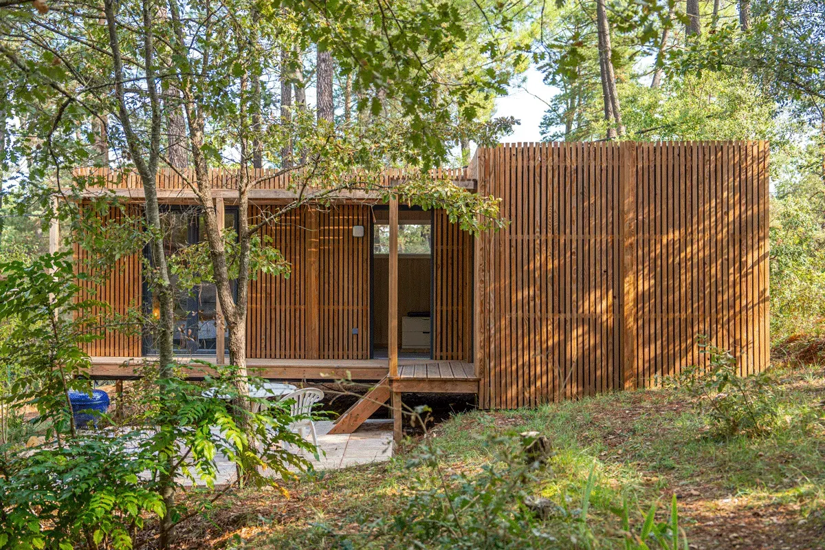 Une maison en bois dans une pinède