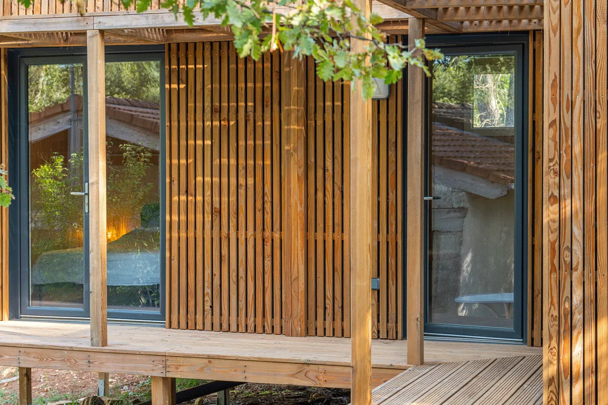 L’entrée d’une maison en bois