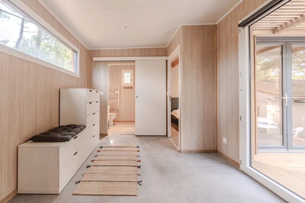 Intérieur aménagé d’une maison en bois