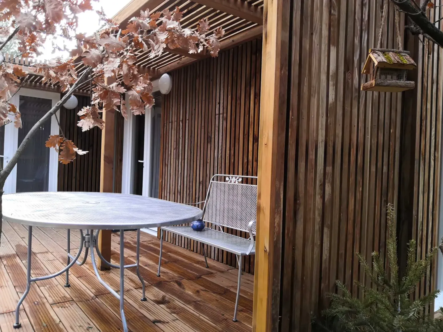 Extérieur d’un studio de jardin avec une terrasse