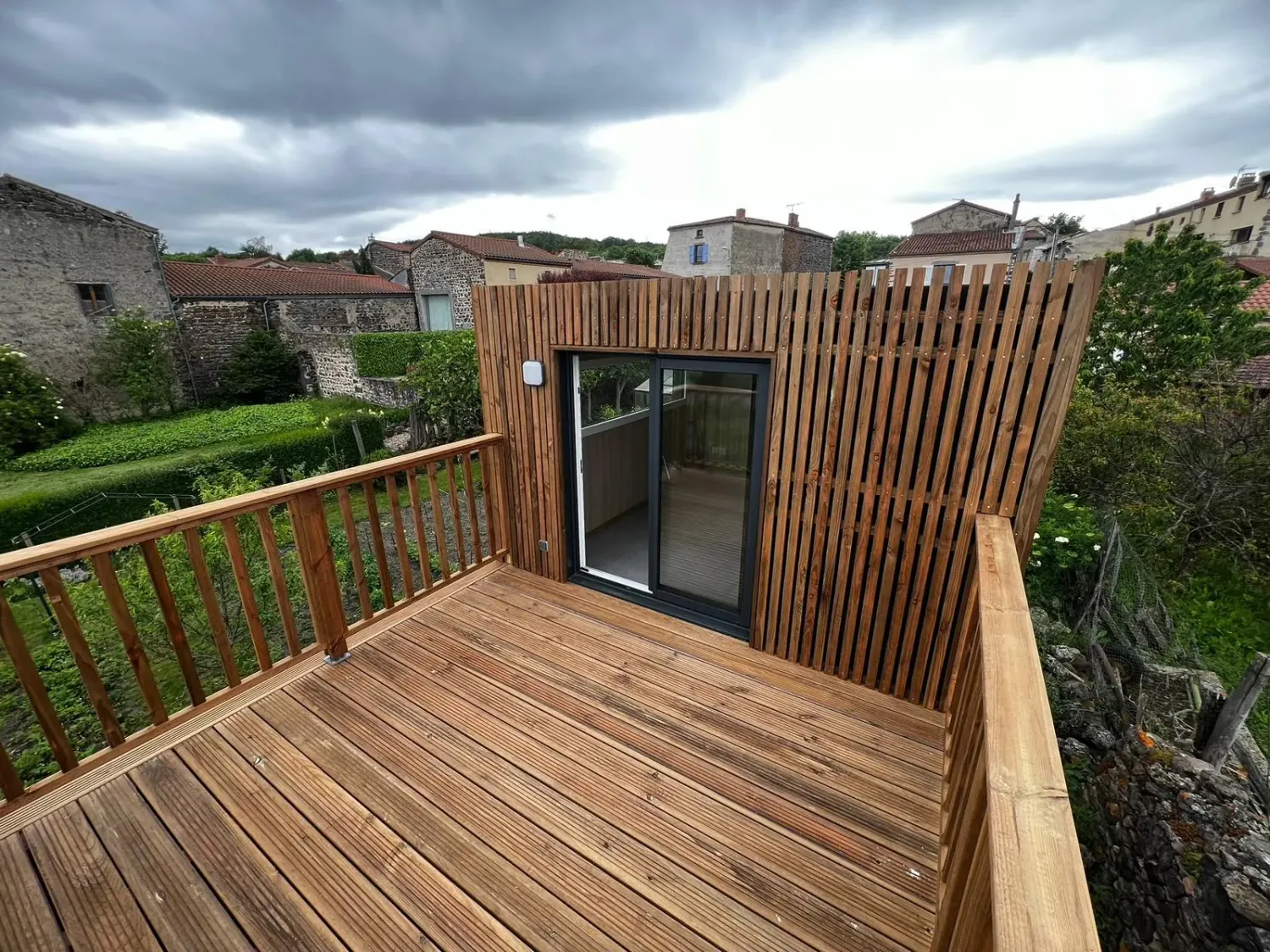 Terrasse tropézienne d’un studio en bois