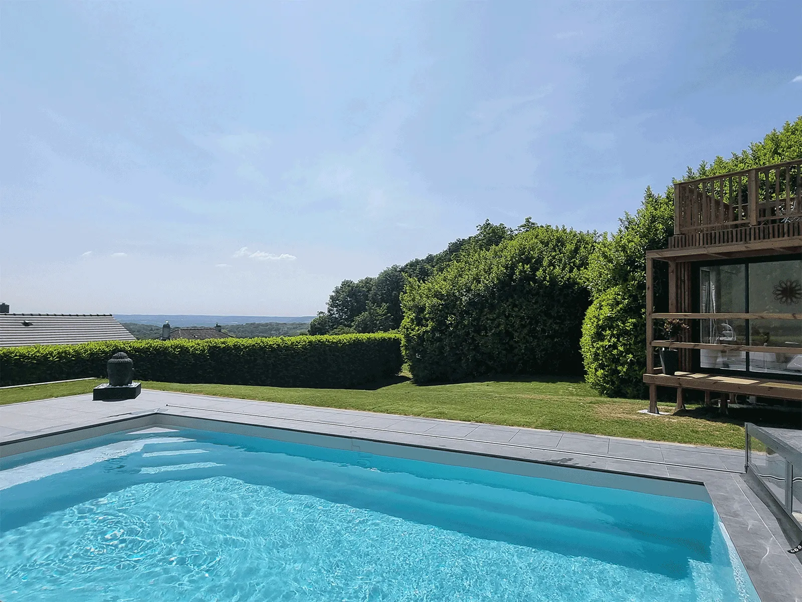 Studio de jardin au bord d’une piscine