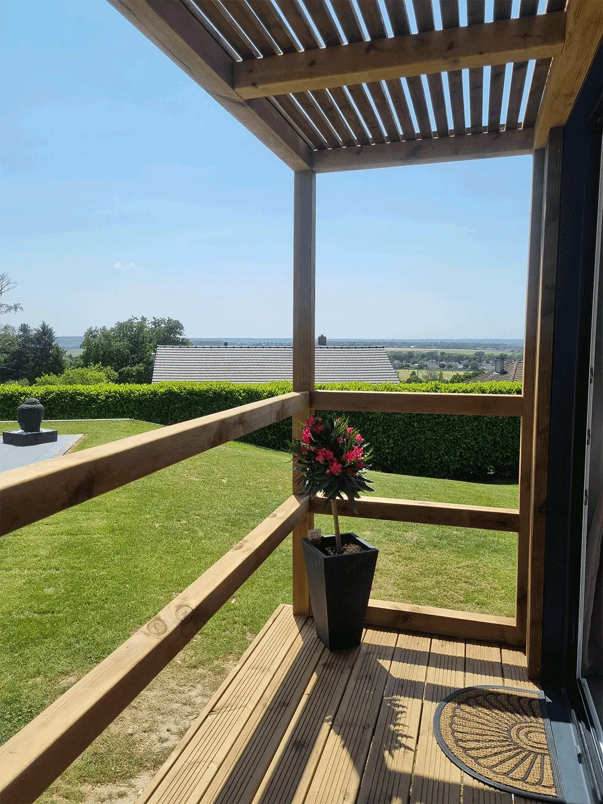 Entrée d’un studio en bois