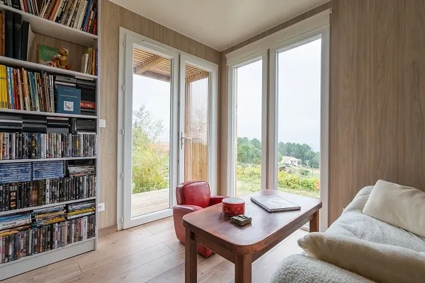 Salle de bien-être de 30 m², studio en ossature bois Greenkub (Ardèche), vue intérieure