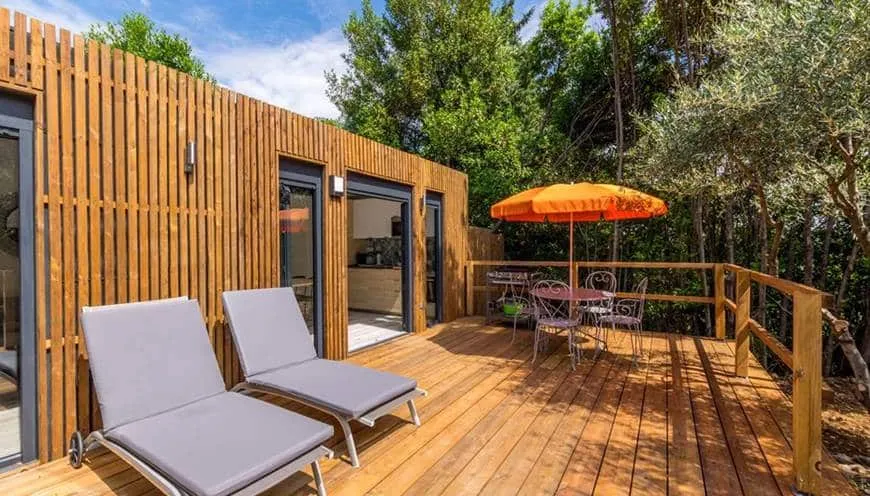 Extérieur d’une chambre d’hôte avec une grande terrasse