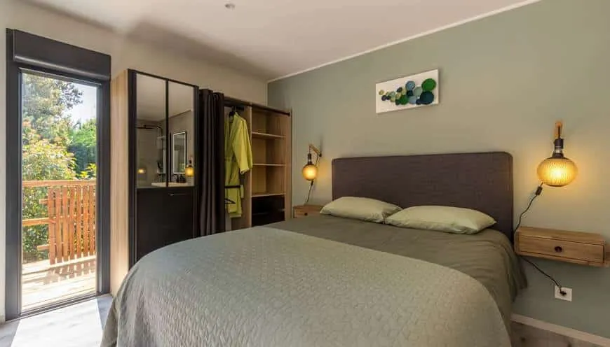 Chambre d’hôte aménagée avec un lit
