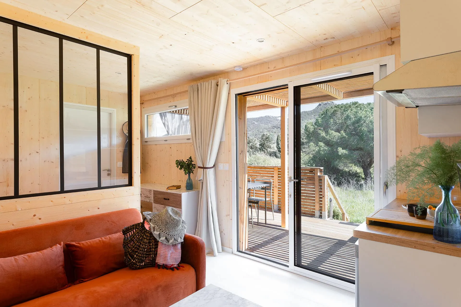 Vue générale de l’intérieur d’un GK20 Greenkub : entrée avec placard, cuisine équipée et espace nuit ouvert
