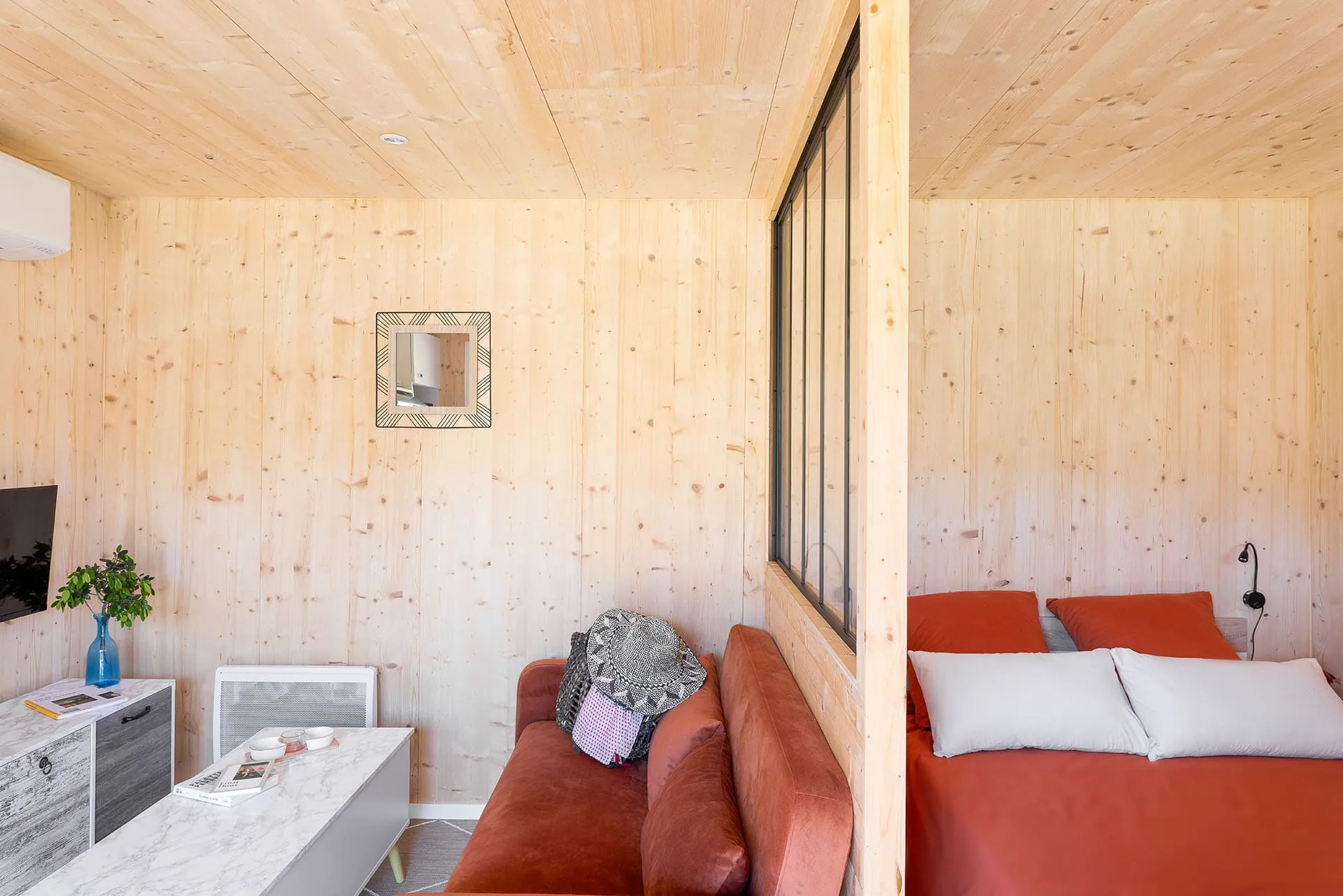 Aménagement intérieur GK20 Greenkub : optimisation de l’espace, cuisine ouverte sur chambre et finitions bois