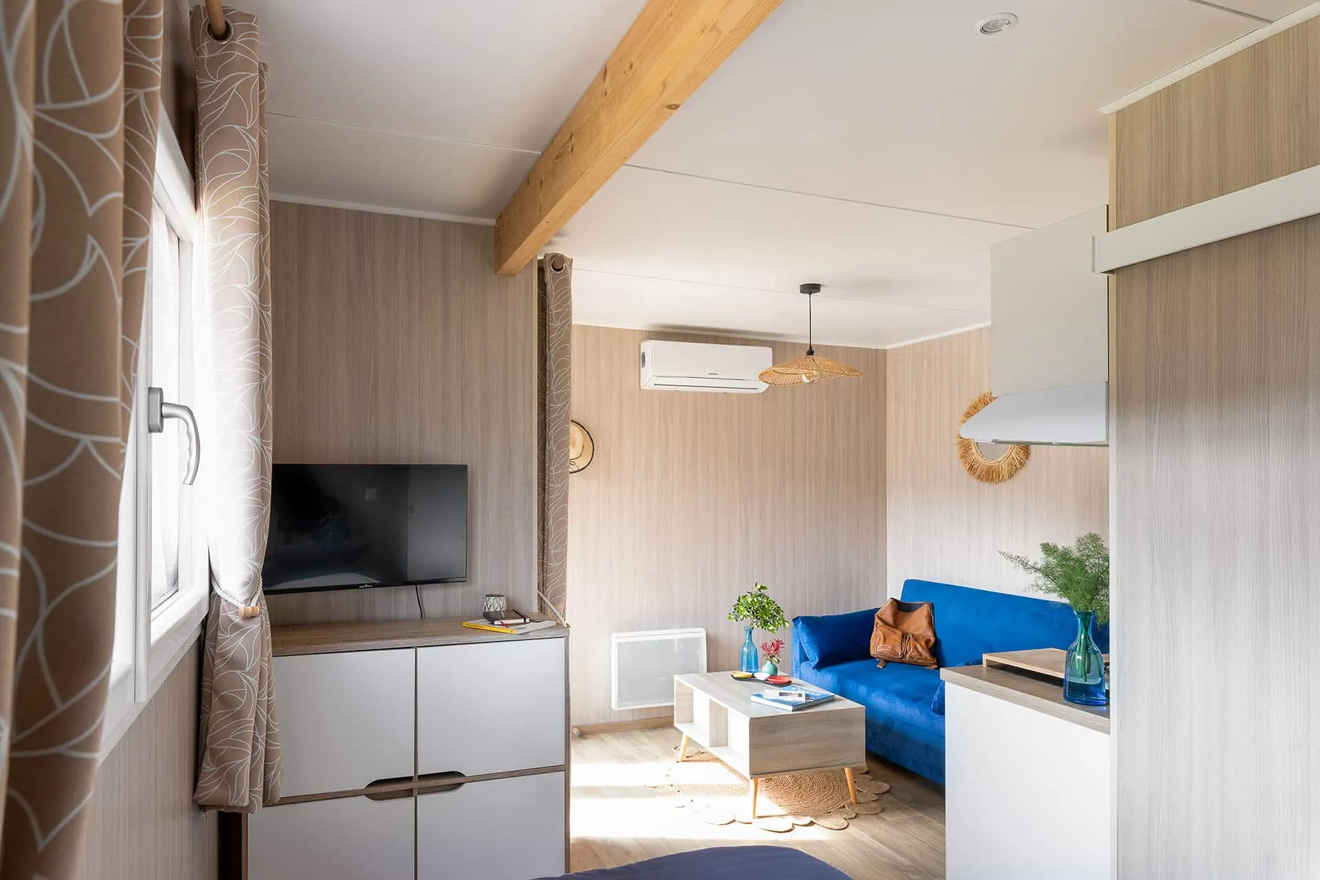 Finitions intérieures d’un studio Greenkub 20m² : lambris bois clair, plafond blanc et mobilier épuré