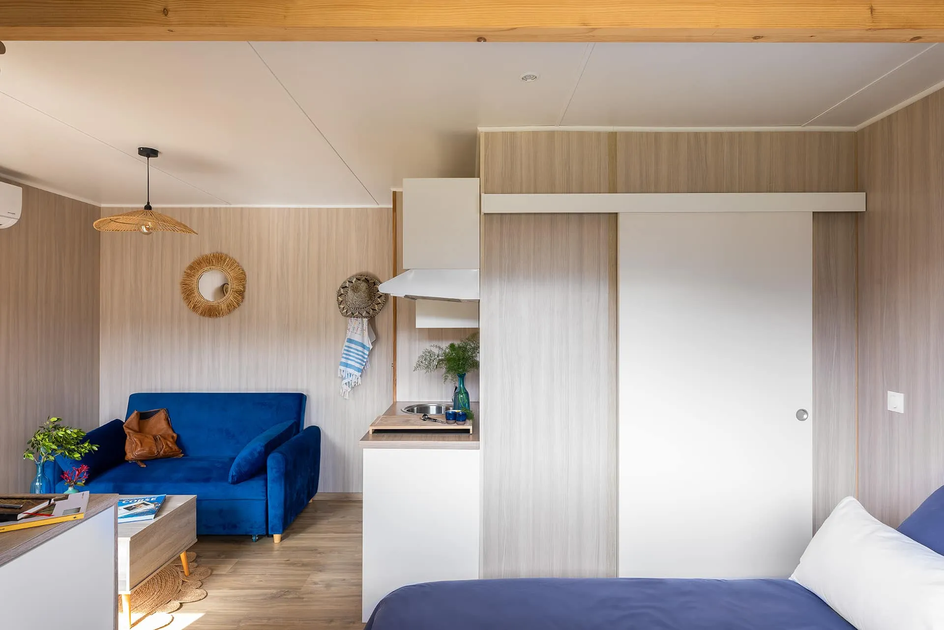 Vue générale de l’intérieur d’un GK20 Greenkub : salon, cuisine équipée et espace nuit ouvert