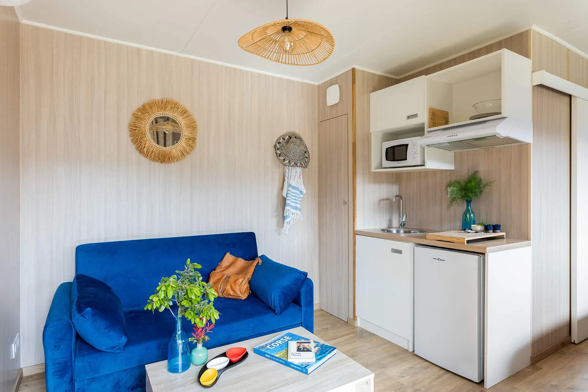 Aménagement intérieur GK20 Greenkub : optimisation de l’espace, cuisine ouverte sur chambre et finitions bois