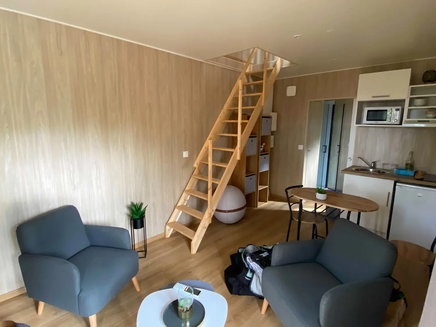 Salon aménagé avec deux fauteuils dans une chambre d’hôte