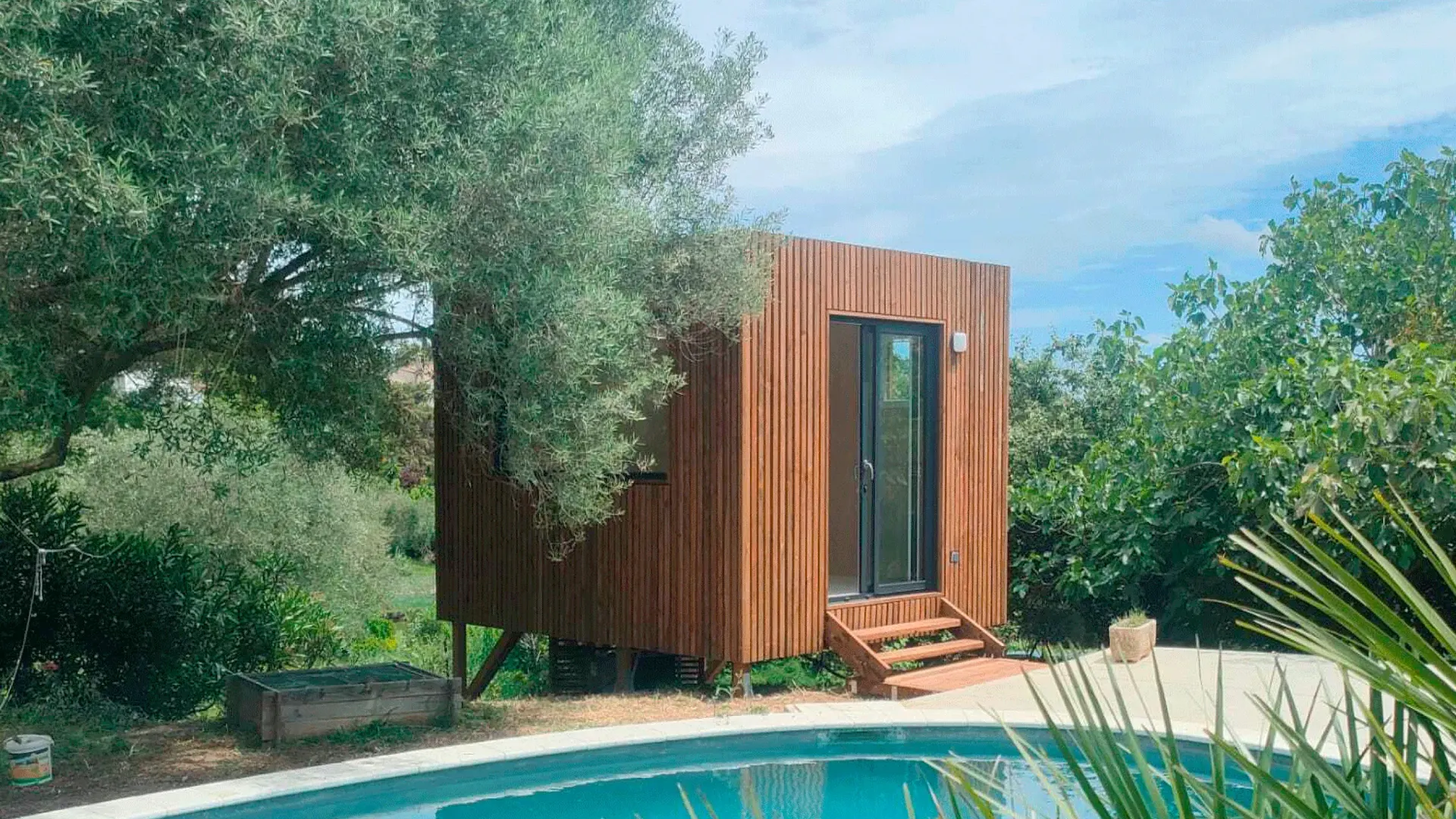 Studio de jardin Greenkub GK11 de 11 m² installé dans un jardin