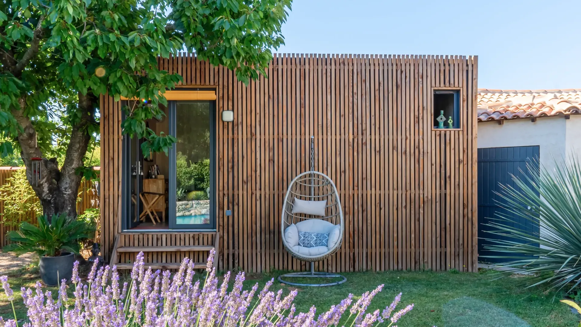 Studio de jardin Greenkub GK15 de 15 m² installé dans un jardin