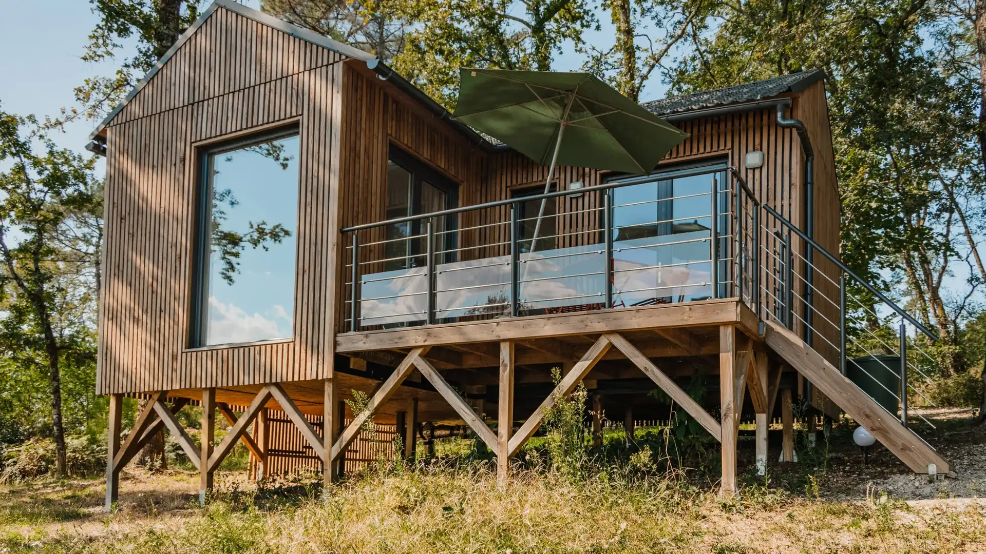 Studio de jardin Greenkub GK25 de 25 m² installé dans un jardin