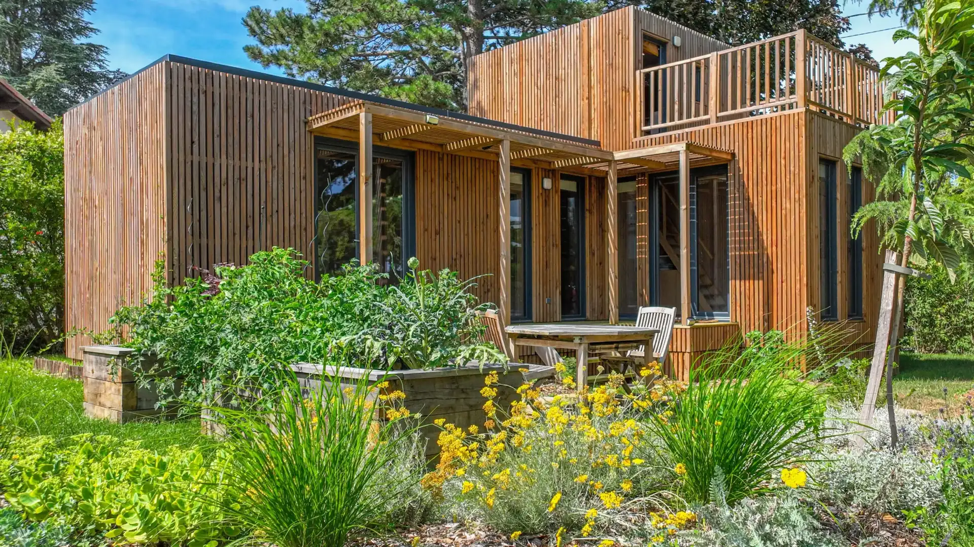 Studio de jardin Greenkub GK50T tropézien de 50 m² en ossature bois, auvent à claire-voie et terrasse d'étage, dans un jardin méditerranéen
