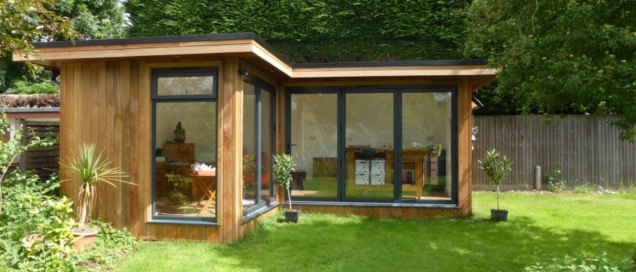 Bureau de jardin à toit plat en L