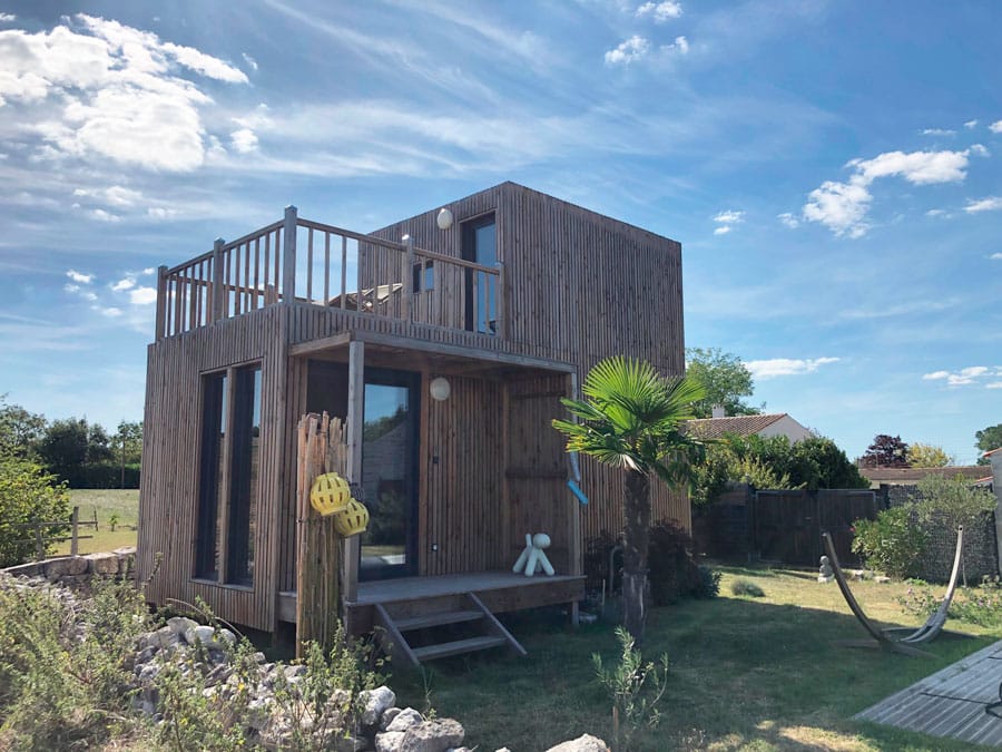 Dépendance jardin en bois utilisée comme pool house au bord d'une piscine