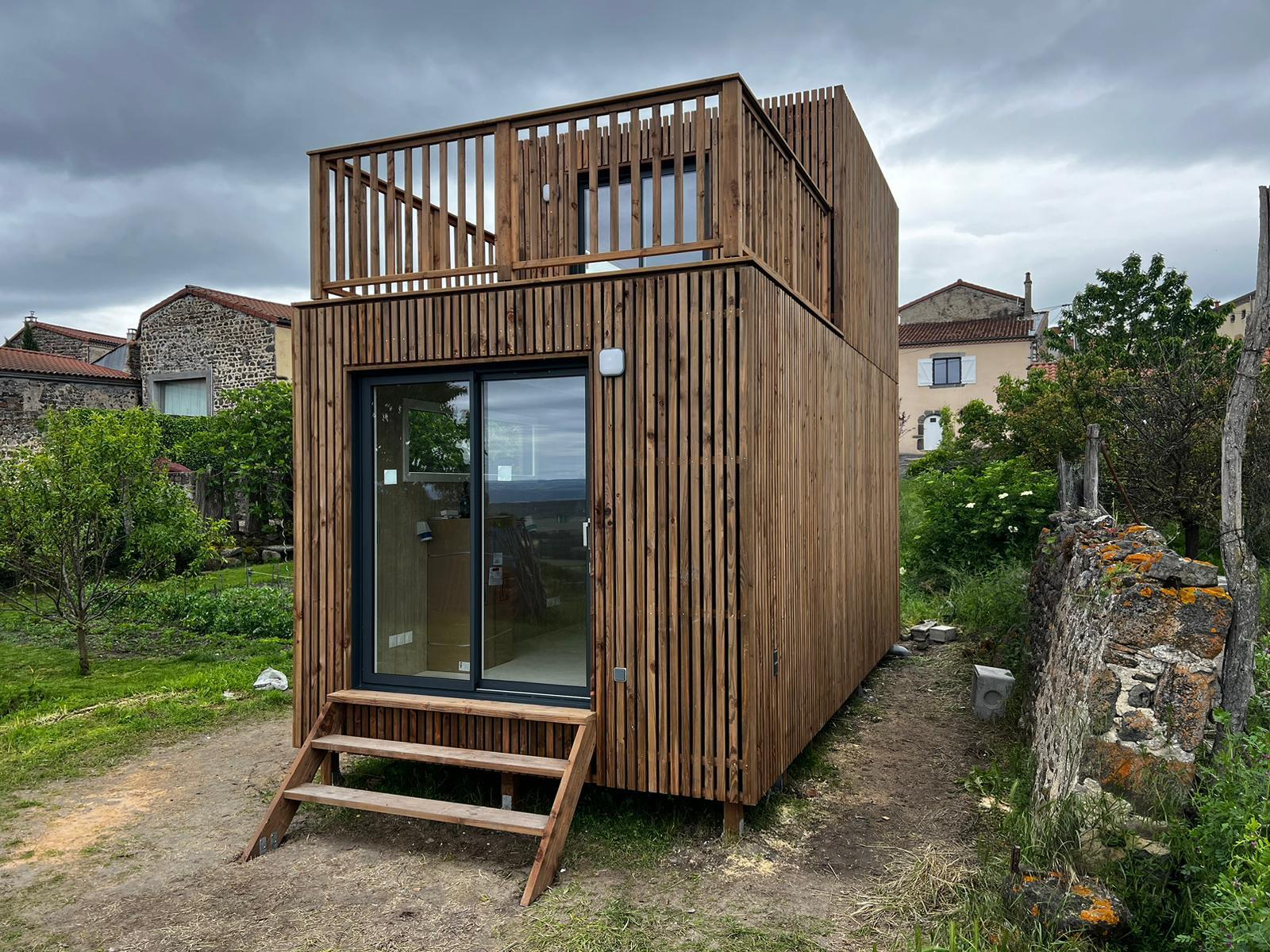 Un studio en bois avec une terrasse tropézienne