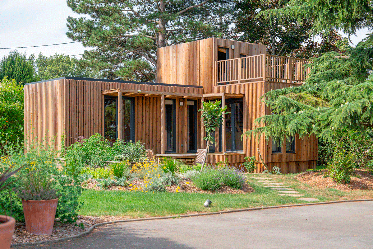 Une maison en bois avec une terrasse tropézienne