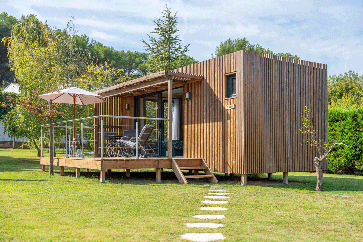 Une maison en bois avec une grande terrasse