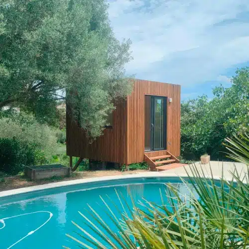 bureau de jardin en bois Greenkub espace de vie habitable avec piscine